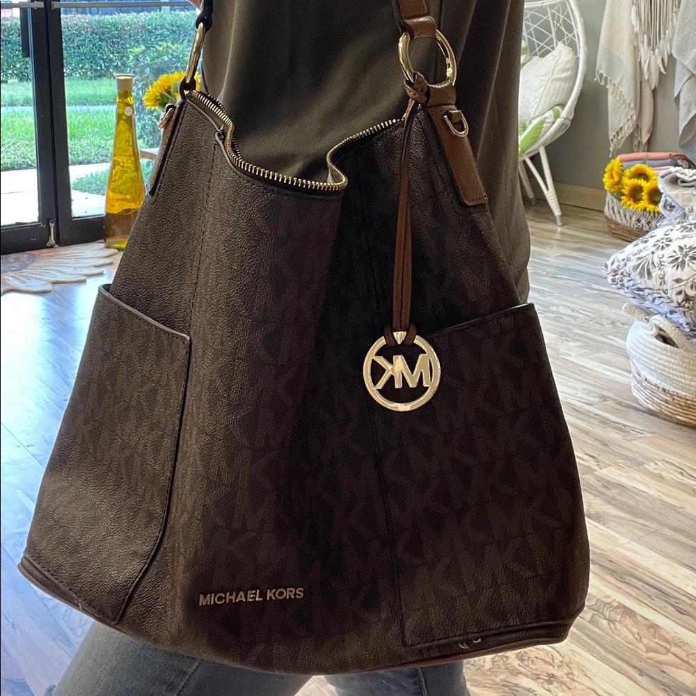Michelle Kors logo bag like brand new